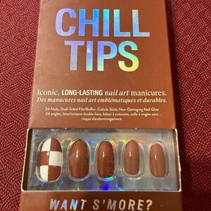 Hill House Chill Tips Press-On Nails - Brown and White